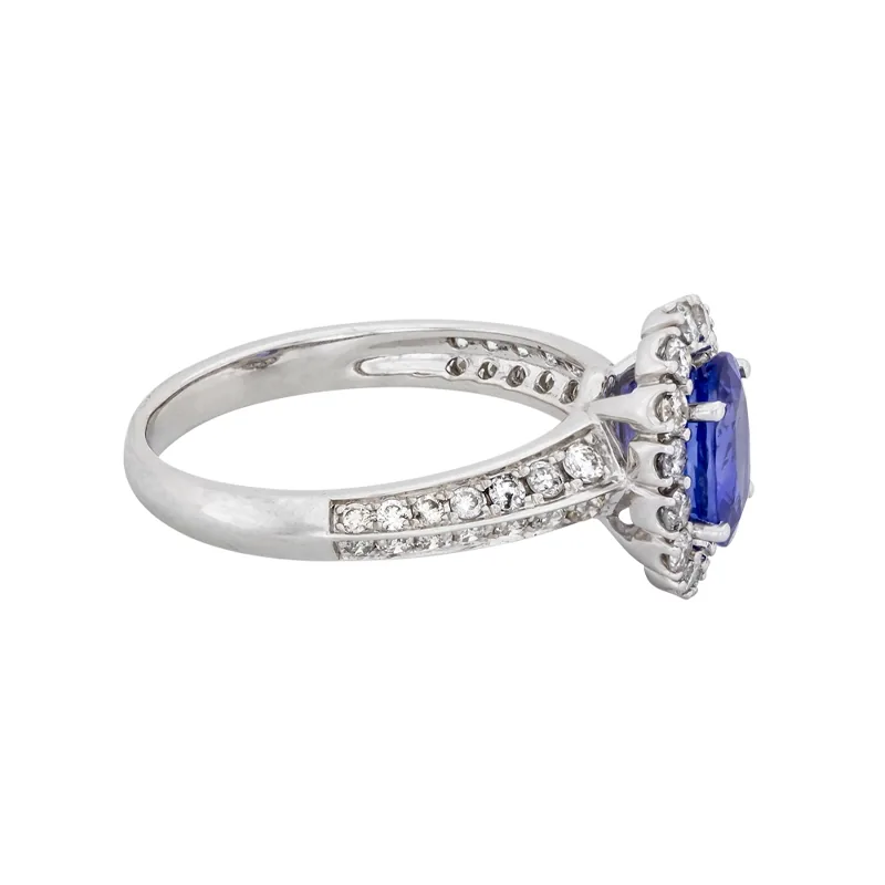 Anillo en oro blanco de 18 Kilates, con zafiro central de 1.00 Ct y decoración en diamantes de 0.50 Ct