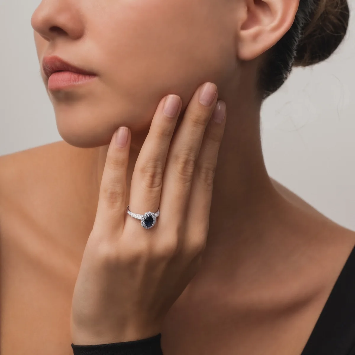 Anillo en oro blanco de 18 Kilates, con zafiro central de 1.00 Ct y decoración en diamantes de 0.50 Ct
