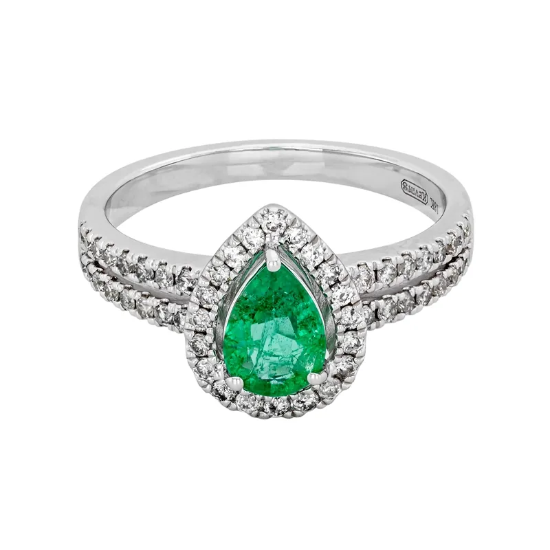 Anillo en oro blanco de 18 Kilates, con esmeralda central de 0.60 Ct y decoración en diamantes de 0.35 Ct