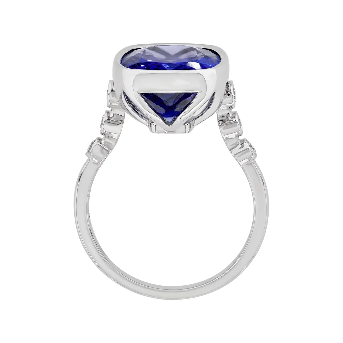 Anillo en oro blanco de 18 Kilates, con tanzanita central de 7.43 Ct y decoración en diamantes de 0.12 Ct
