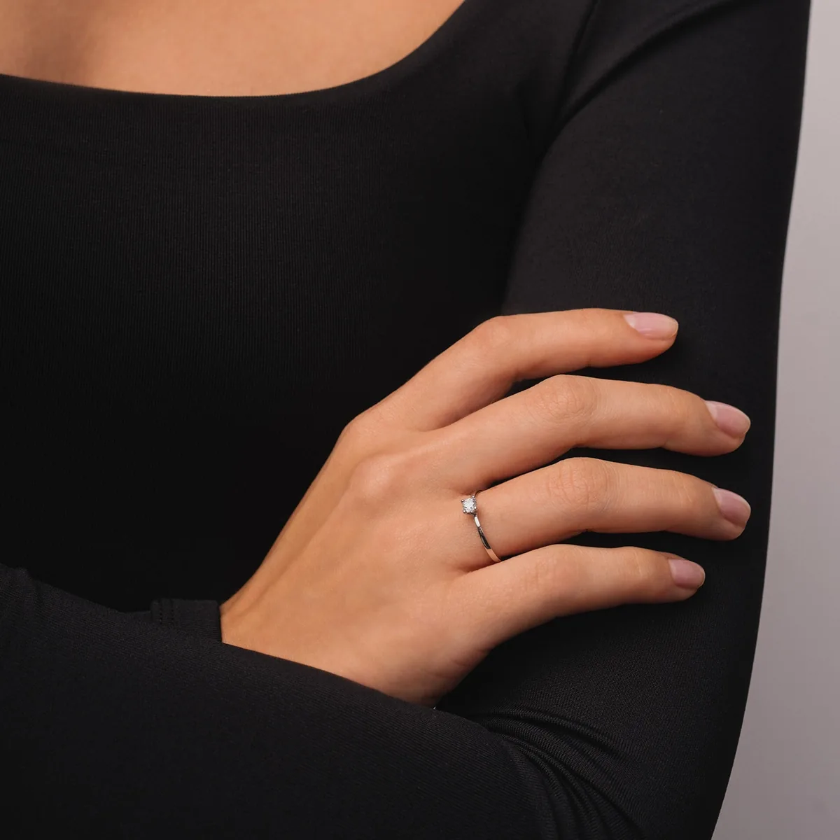 Anillo con zircon central redondo, oro tono blanco 18k, rodinado, liso