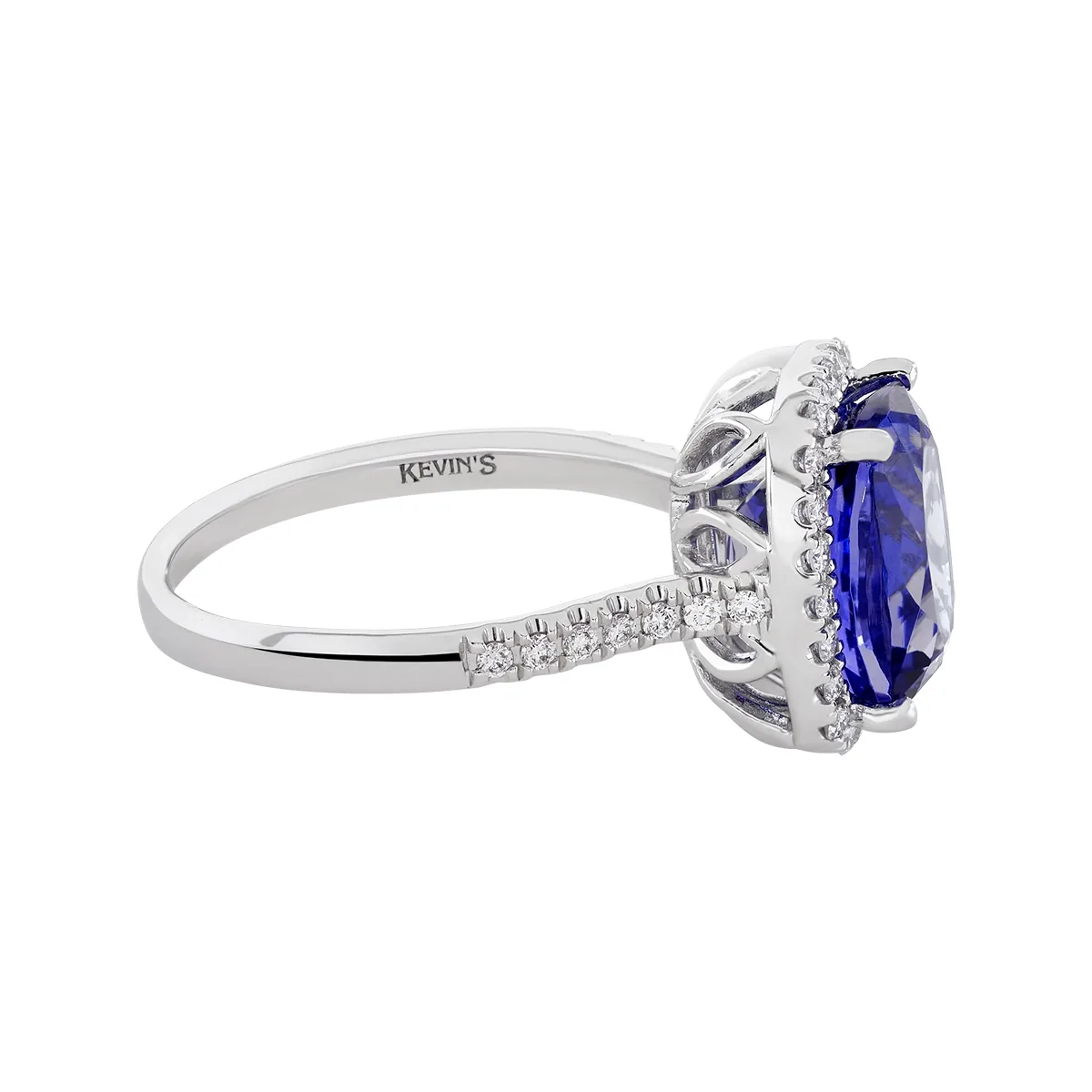 Anillo en oro blanco de 18 Kilates, con tanzanita central de 5.35 Ct y decoración en diamantes de 0.32 Ct