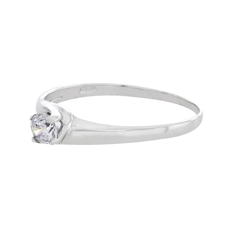 Anillo con zircon central redondo, oro tono blanco 18k, rodinado, liso