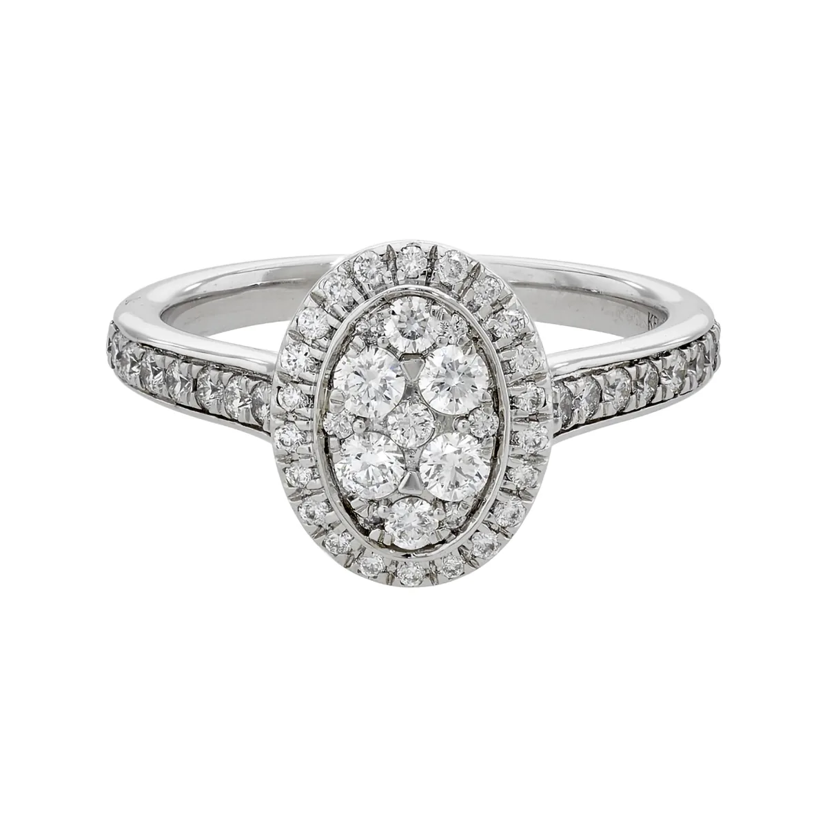 Anillo de halo oval, con diamantes con un peso total de 0.52Ct, oro tono blanco 18k, rodinado