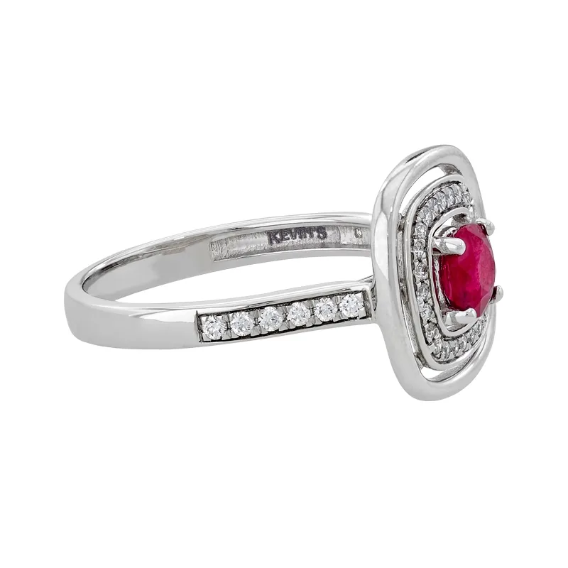Anillo en oro blanco de 18 Kilates, con rubí central de 0.62 Ct y decoración en diamantes de 0.17 Ct