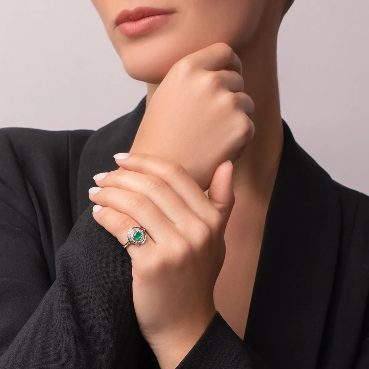 Anillo en oro blanco de 18 Kilates, con esmeralda central de 0.42 Ct y decoración en diamantes de 0.16 Ct