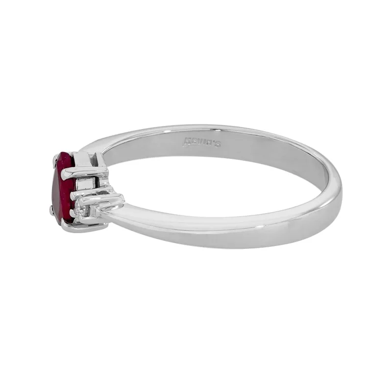 Anillo en oro blanco de 18 Kilates, con rubí central de 0.50 Ct y decoración en diamantes de 0.04 Ct