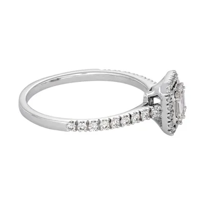 Anillo de compromiso halo rectangular, con diamantes con un peso total de 0.34ct, oro tono blanco 18k, rodinado