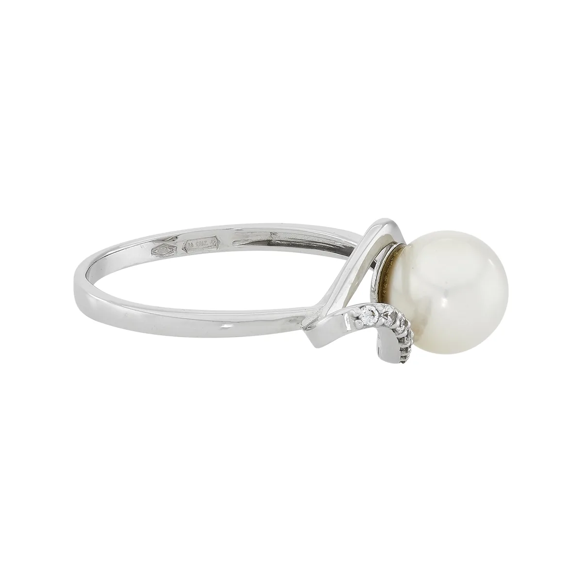 Anillo en oro blanco de 18 Kilates, con perla central de 7.50 mm de ancho aprox y decoración en zircones
