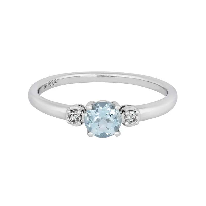 Anillo en oro blanco de 18 Kilates, con topacio central de 0.61 Ct y decoración en diamantes de 0.05 Ct