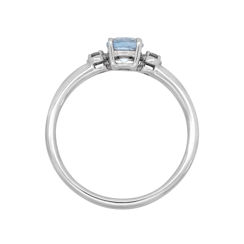 Anillo en oro blanco de 18 Kilates, con topacio central de 0.61 Ct y decoración en diamantes de 0.05 Ct