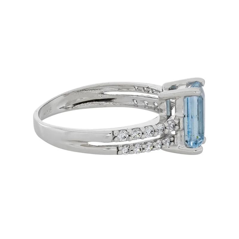 Anillo en oro blanco de 18 Kilates, con topacio central y decoración en zircones