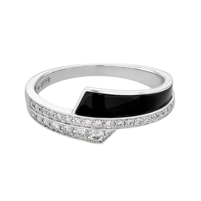 Anillo en oro blanco de 18 Kilates, con ónix central y decoración en diamantes de 0.16 Ct