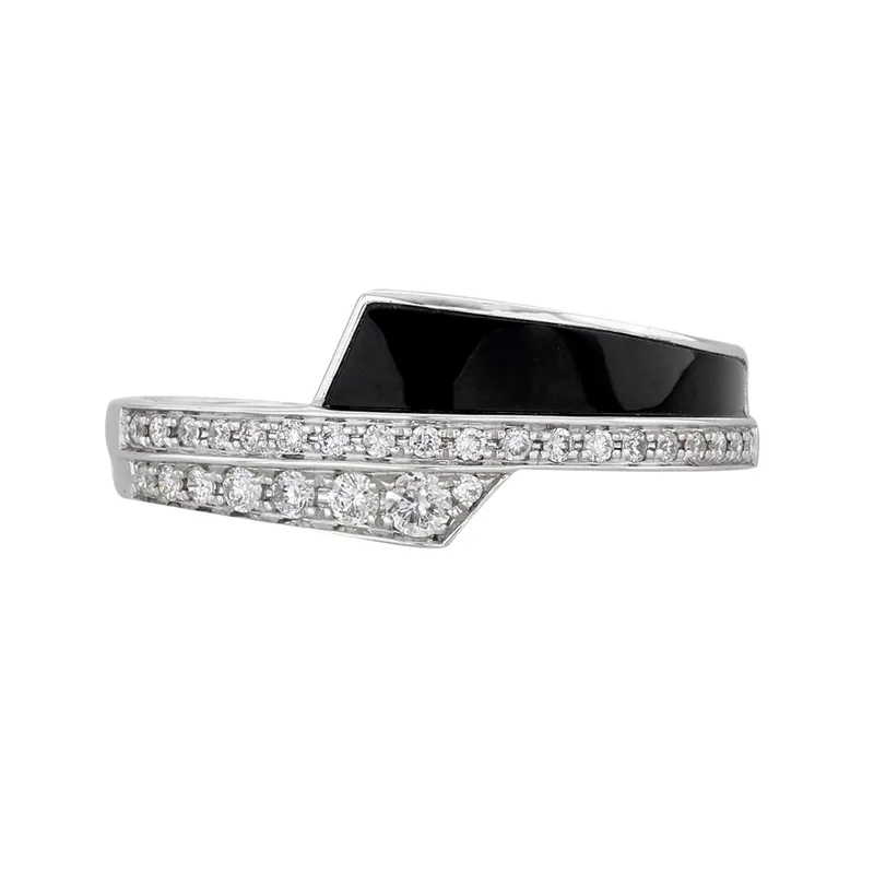 Anillo en oro blanco de 18 Kilates, con ónix central y decoración en diamantes de 0.16 Ct