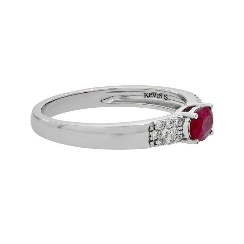 Anillo en oro blanco de 18 Kilates, con rubí central de 0.50 Ct y decoración en diamantes de 0.12 Ct