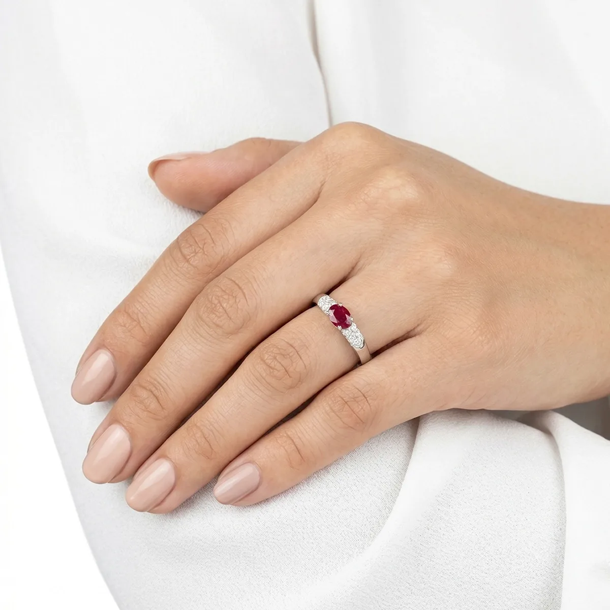 Anillo en oro blanco de 18 Kilates, con rubí central de 0.50 Ct y decoración en diamantes de 0.12 Ct