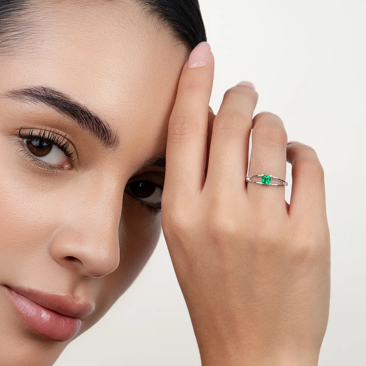 Anillo con esmeralda laboratorio central princess de 0.25Ct, oro tono blanco 18k, rodinado