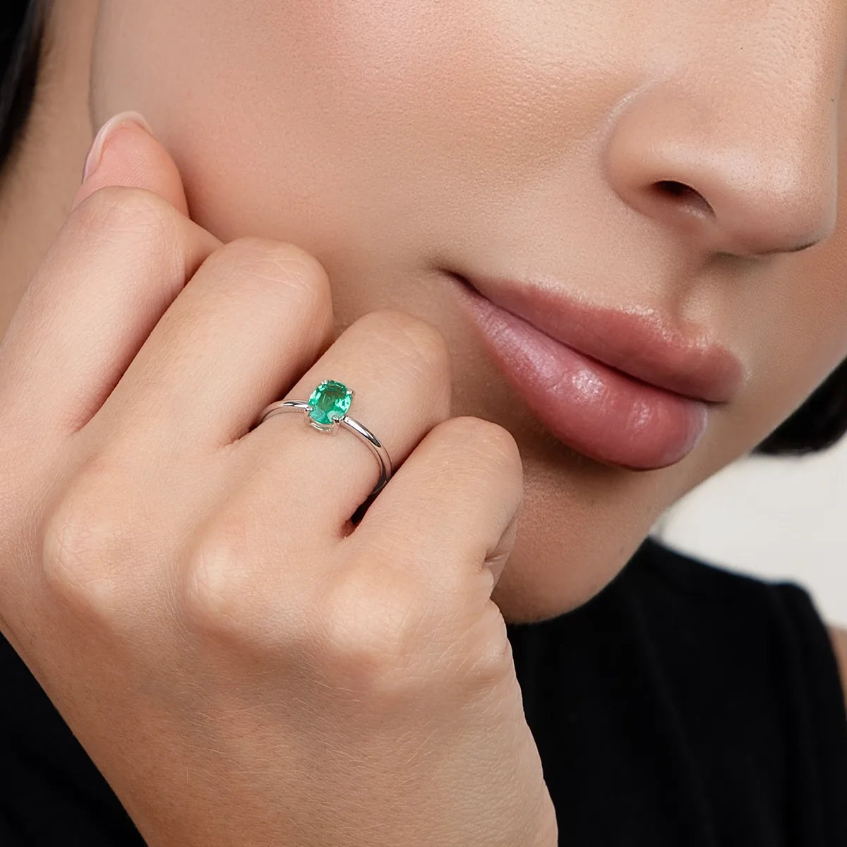 Anillo con esmeralda laboratorio central óvalo de 0.60Ct, oro tono blanco 18k, rodinado