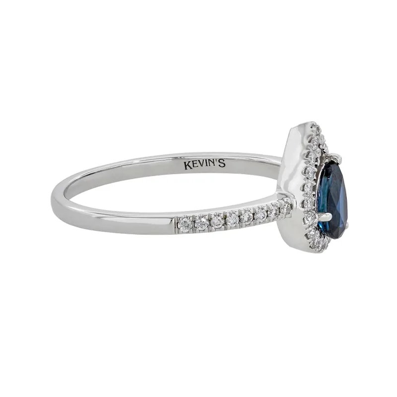 Anillo en oro blanco de 18 Kilates, con zafiro central de 0.51 Ct y decoración en diamantes de 0.17 Ct