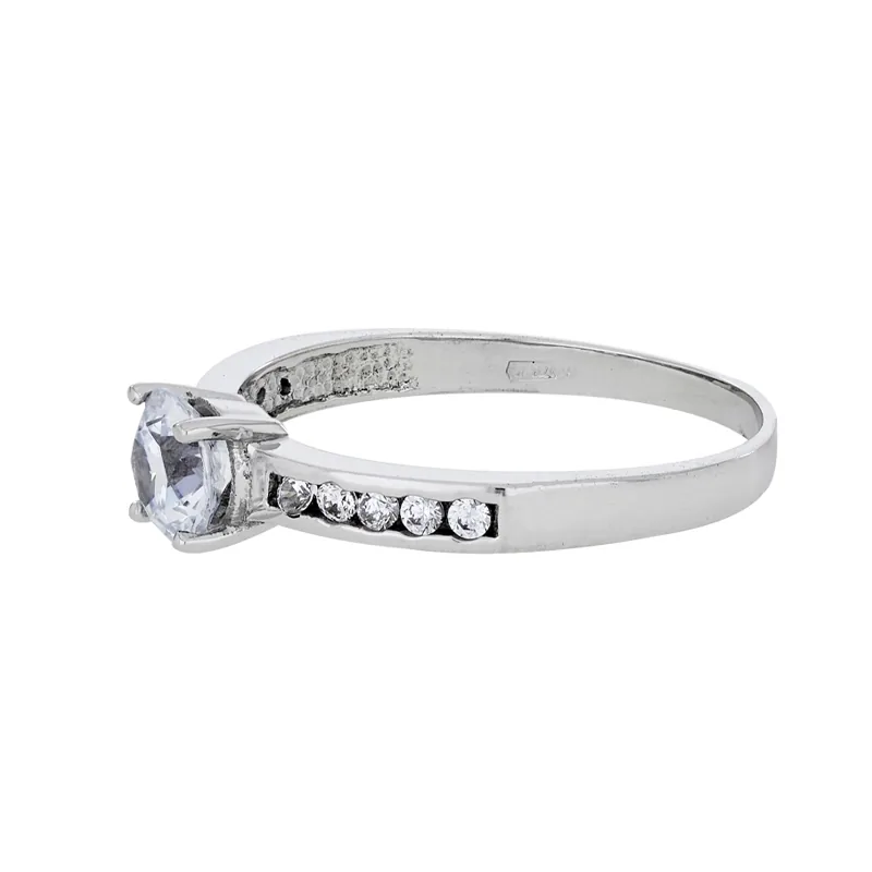Anillo en oro blanco de 18 Kilates, con zircones centrales