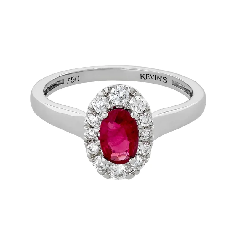 Anillo en oro blanco de 18 Kilates, con rubí central de 0.51 Ct y decoración en diamantes de 0.21 Ct