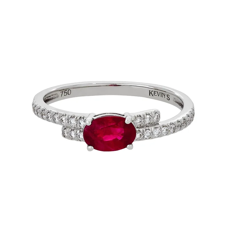Anillo en oro blanco de 18 Kilates, con rubí central de 0.52 Ct y decoración en diamantes de 0.11 Ct