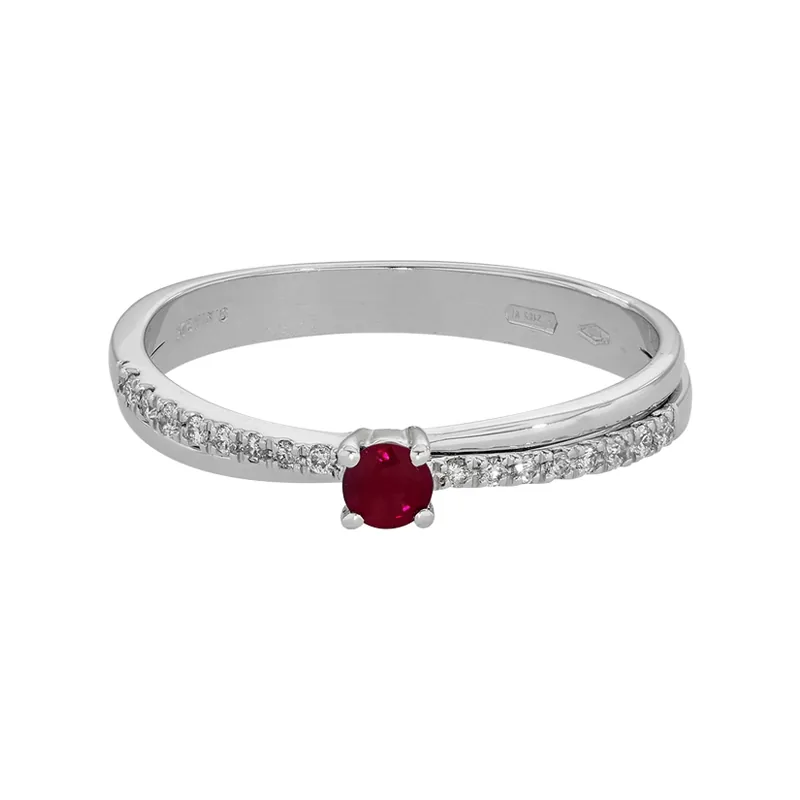 Anillo en oro blanco de 18 Kilates, con rubí central de 0.13 Ct y decoración en diamantes de 0.11 Ct