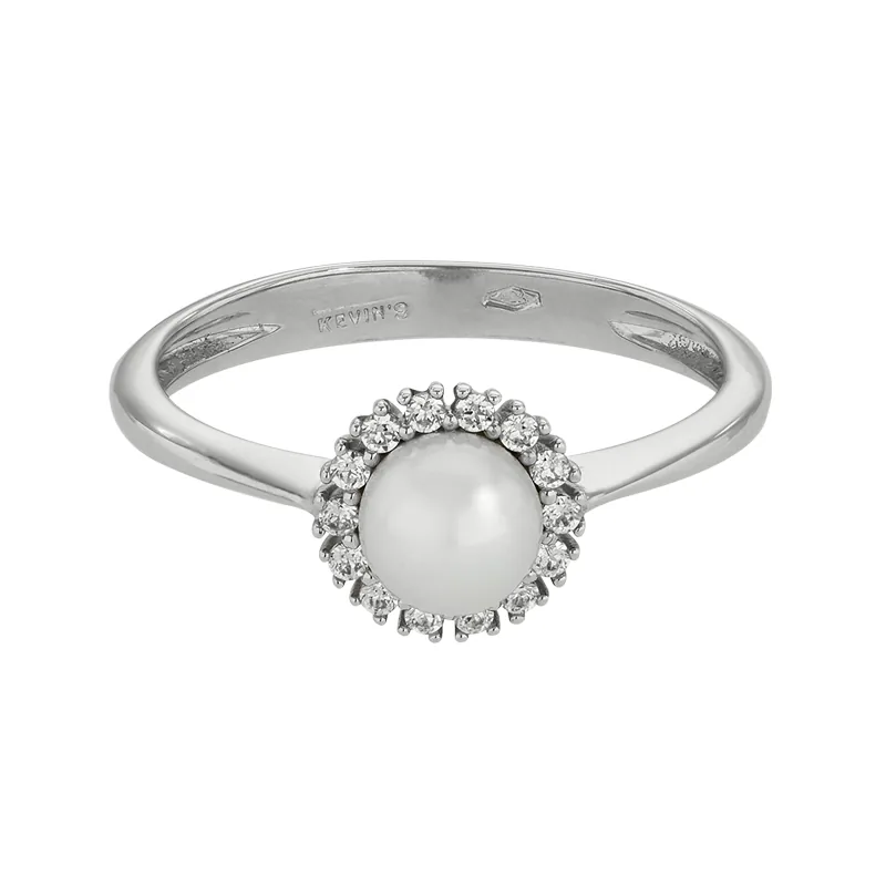 Anillo en oro blanco de 18 Kilates, con perla central de 5 mm de ancho aprox y decoración en zircones
