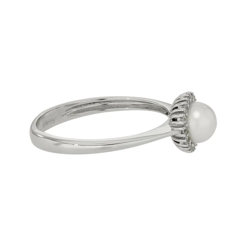 Anillo en oro blanco de 18 Kilates, con perla central de 5 mm de ancho aprox y decoración en zircones