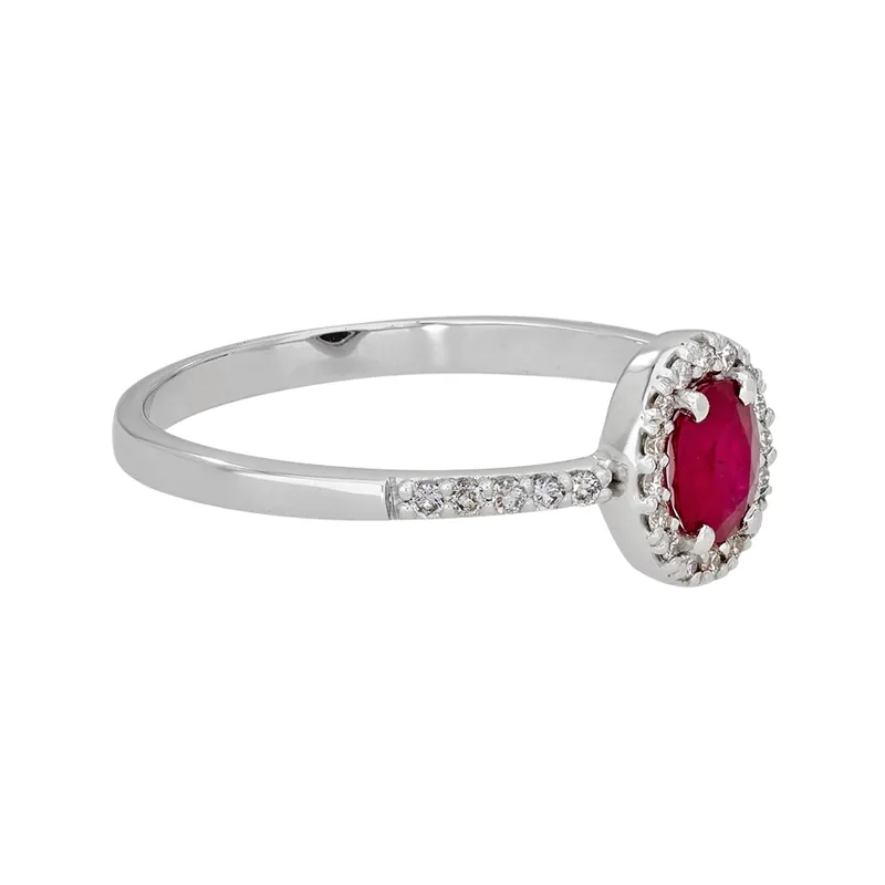 Anillo en oro blanco de 18 Kilates, con rubí central de 0.47 Ct y decoración en diamantes de 0.14 Ct