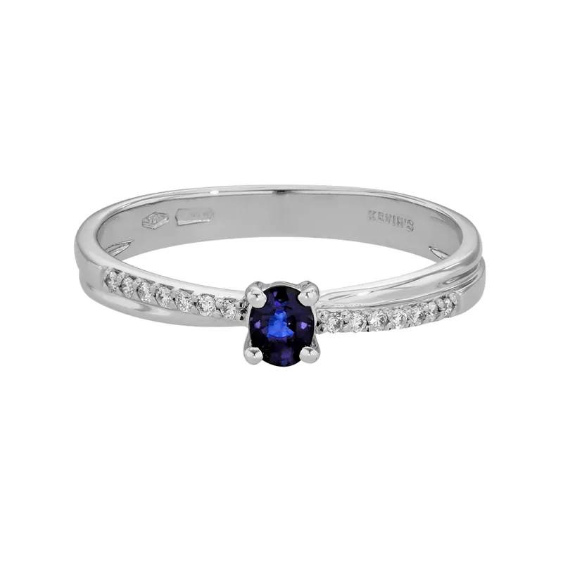 Anillo en oro blanco de 18 Kilates, con zafiro central de 0.23 Ct y decoración en diamantes de 0.08 Ct