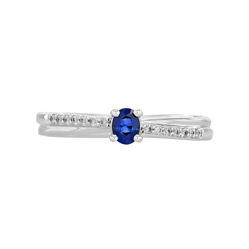Anillo en oro blanco de 18 Kilates, con zafiro central de 0.23 Ct y decoración en diamantes de 0.08 Ct