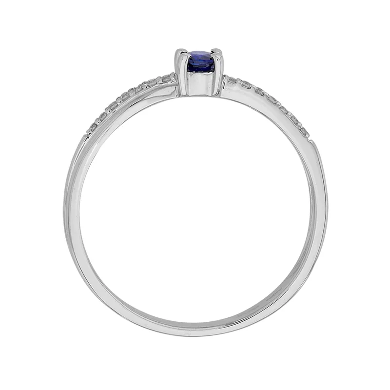 Anillo en oro blanco de 18 Kilates, con zafiro central de 0.23 Ct y decoración en diamantes de 0.08 Ct