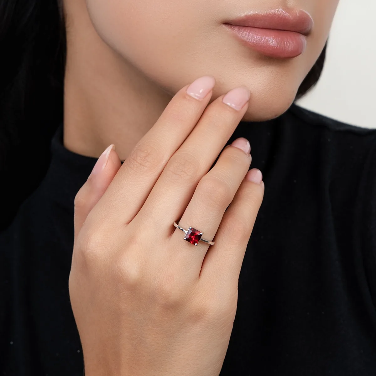 Anillo con ruby laboratorio central princess de 1.20Ct, oro tono blanco 18k, rodinado