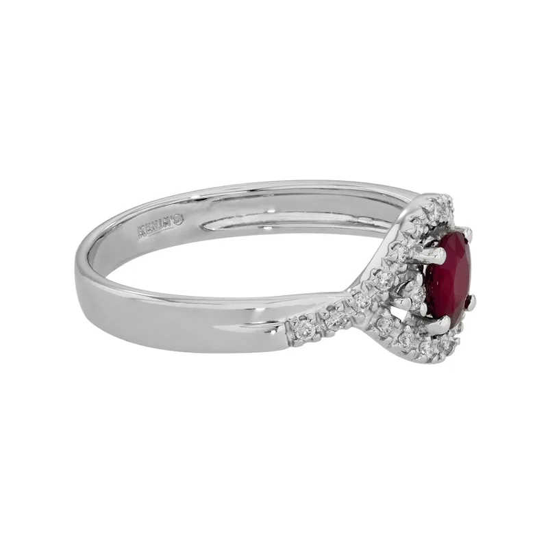 Anillo en oro blanco de 18 Kilates, con rubí central de 0.47 Ct y decoración en diamantes de 0.14 Ct