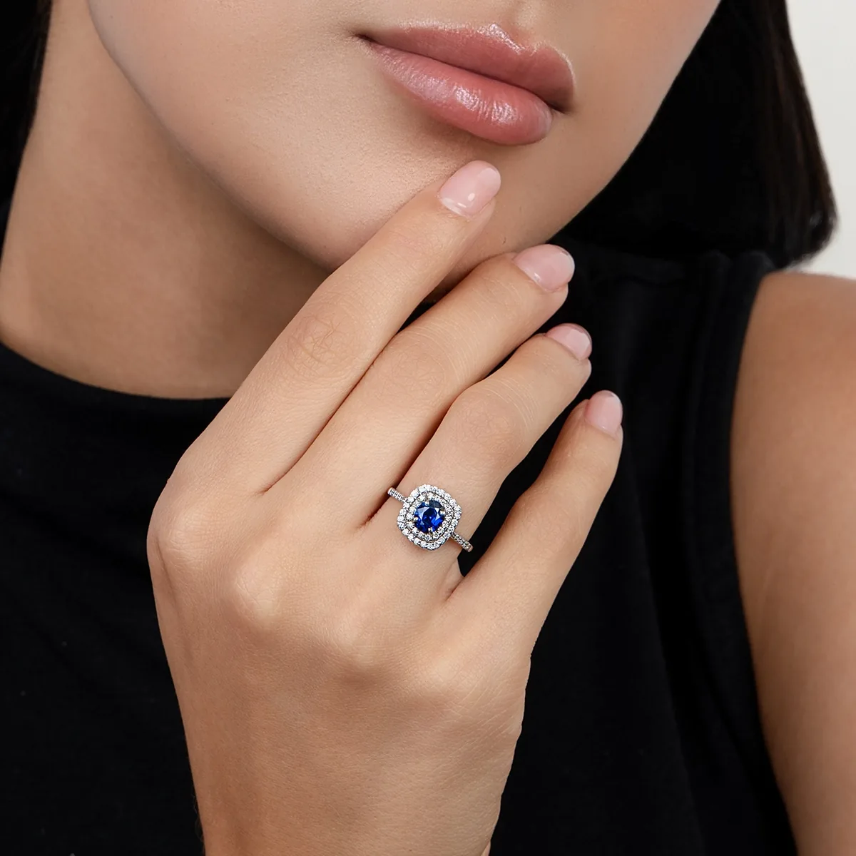 Anillo de halo doble, con zafiro laboratorio central óvalo de 0.70Ct y decoración en diamantes de laboratorio, oro tono blanco 18k, rodinado