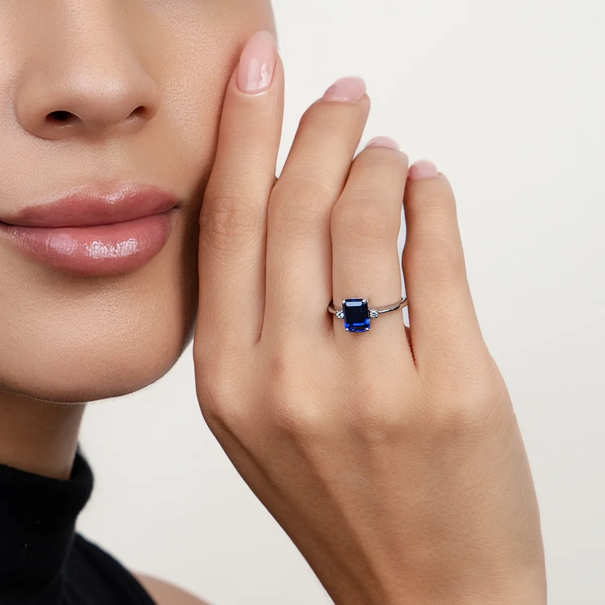 Anillo con zafiro laboratorio central rectángulo de 1.95Ct y decoración en diamantes de laboratorio, oro tono blanco 18k, rodinado
