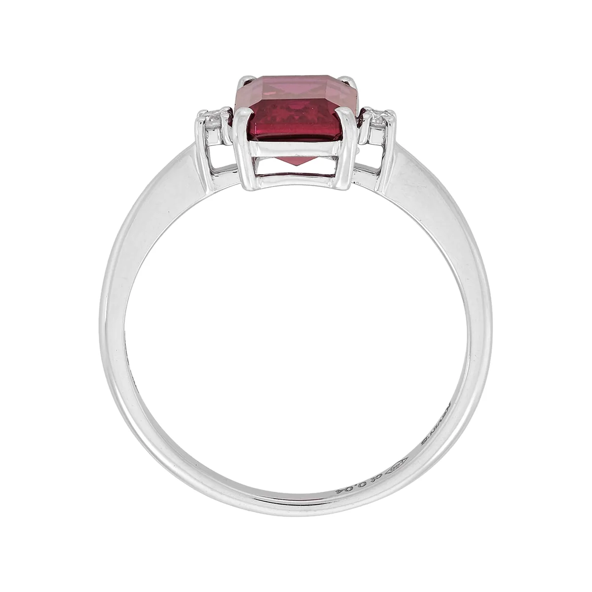 Anillo con ruby laboratorio central rectángulo de 1.70Ct y decoración en diamantes de laboratorio, oro tono blanco 18k, rodinado