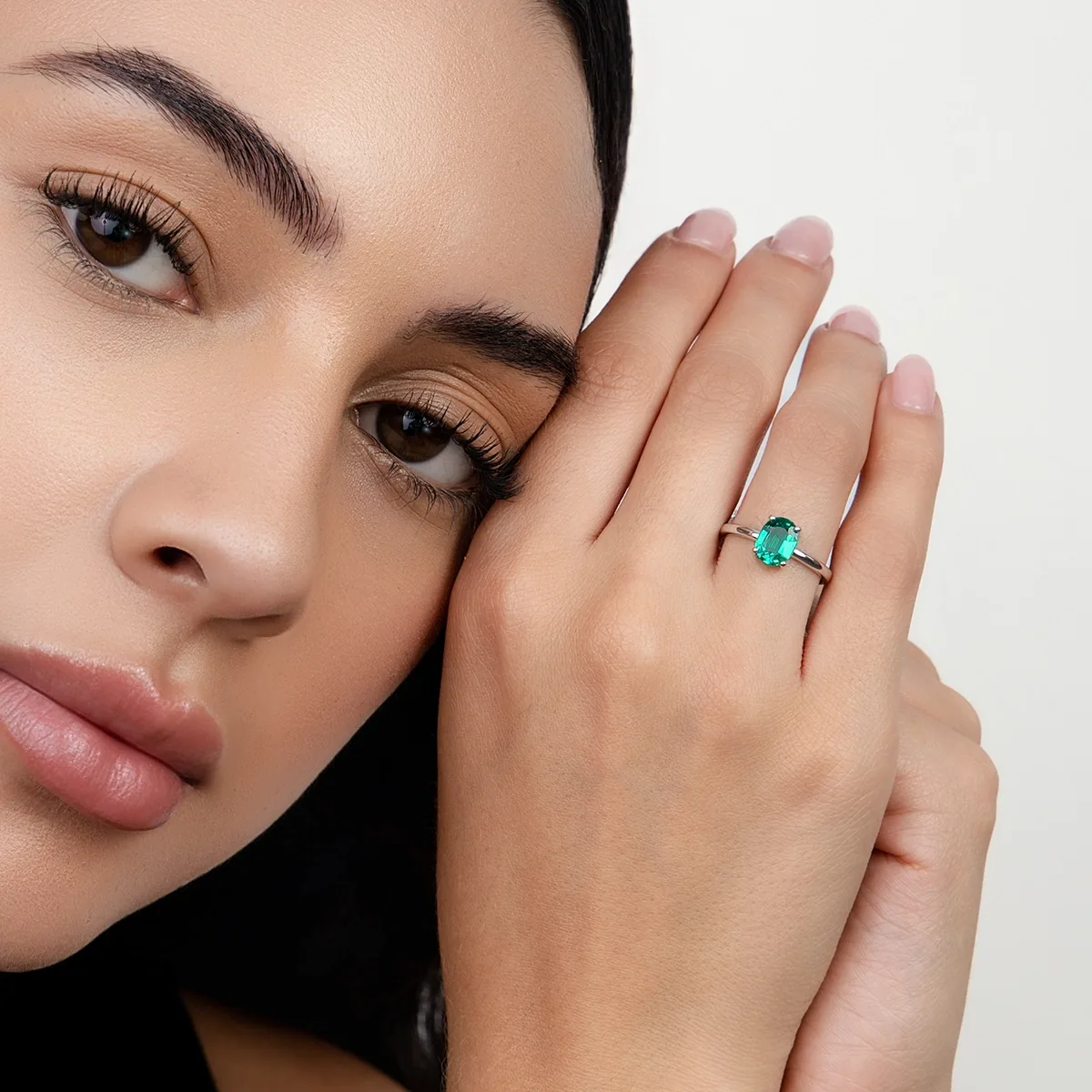 Anillo con esmeralda laboratorio central óvalo de 0.85Ct, oro tono blanco 18k, rodinado