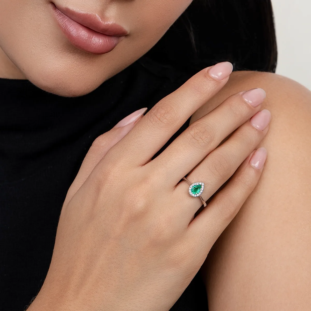 Anillo de halo pera, con esmeralda laboratorio central lágrima de 0.30Ct y decoración en diamantes de laboratorio, oro tono blanco 18k, rodinado