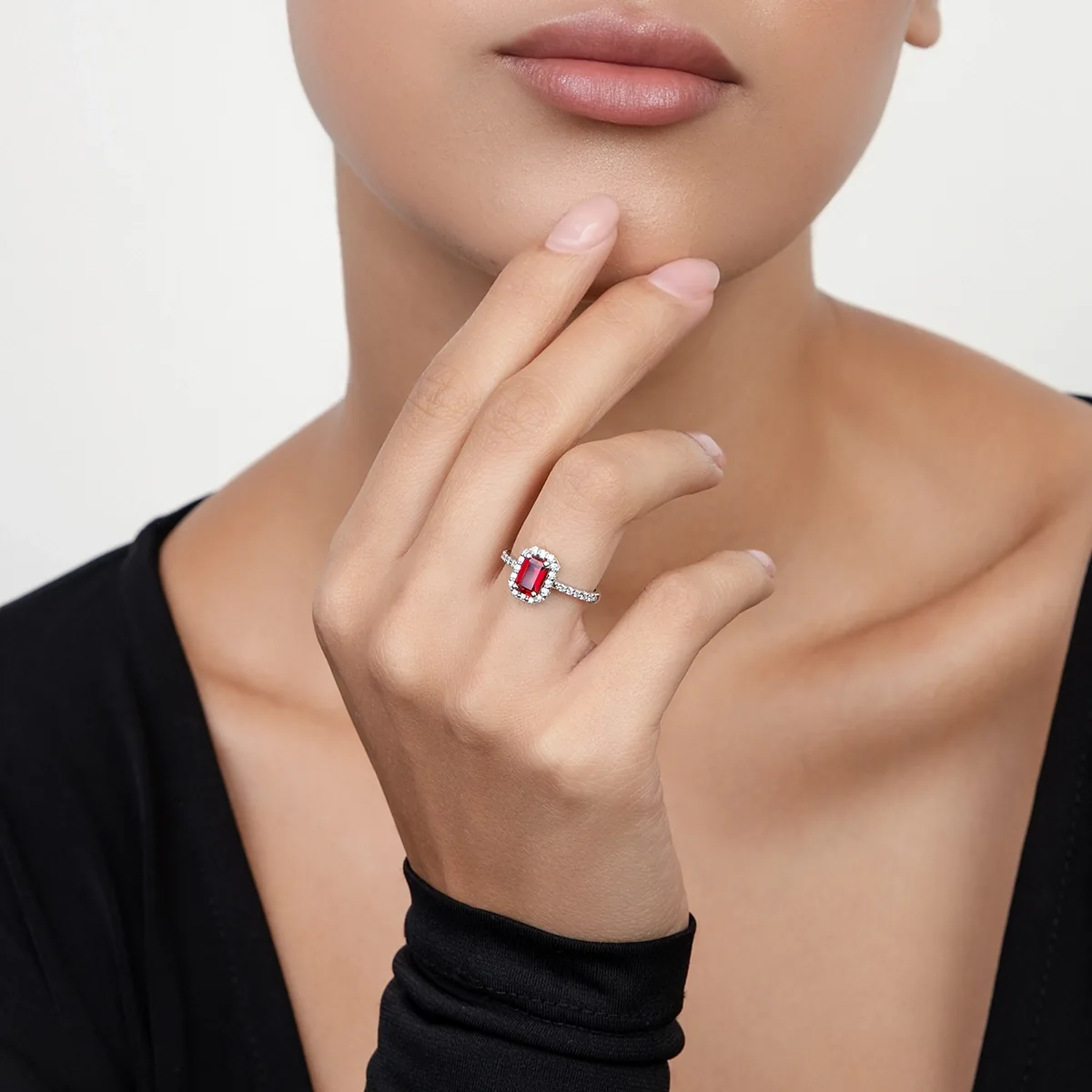 Anillo de halo rectangular, con ruby laboratorio central rectángulo de 1.10Ct y decoración en diamantes de laboratorio, oro tono blanco 18k, rodinado