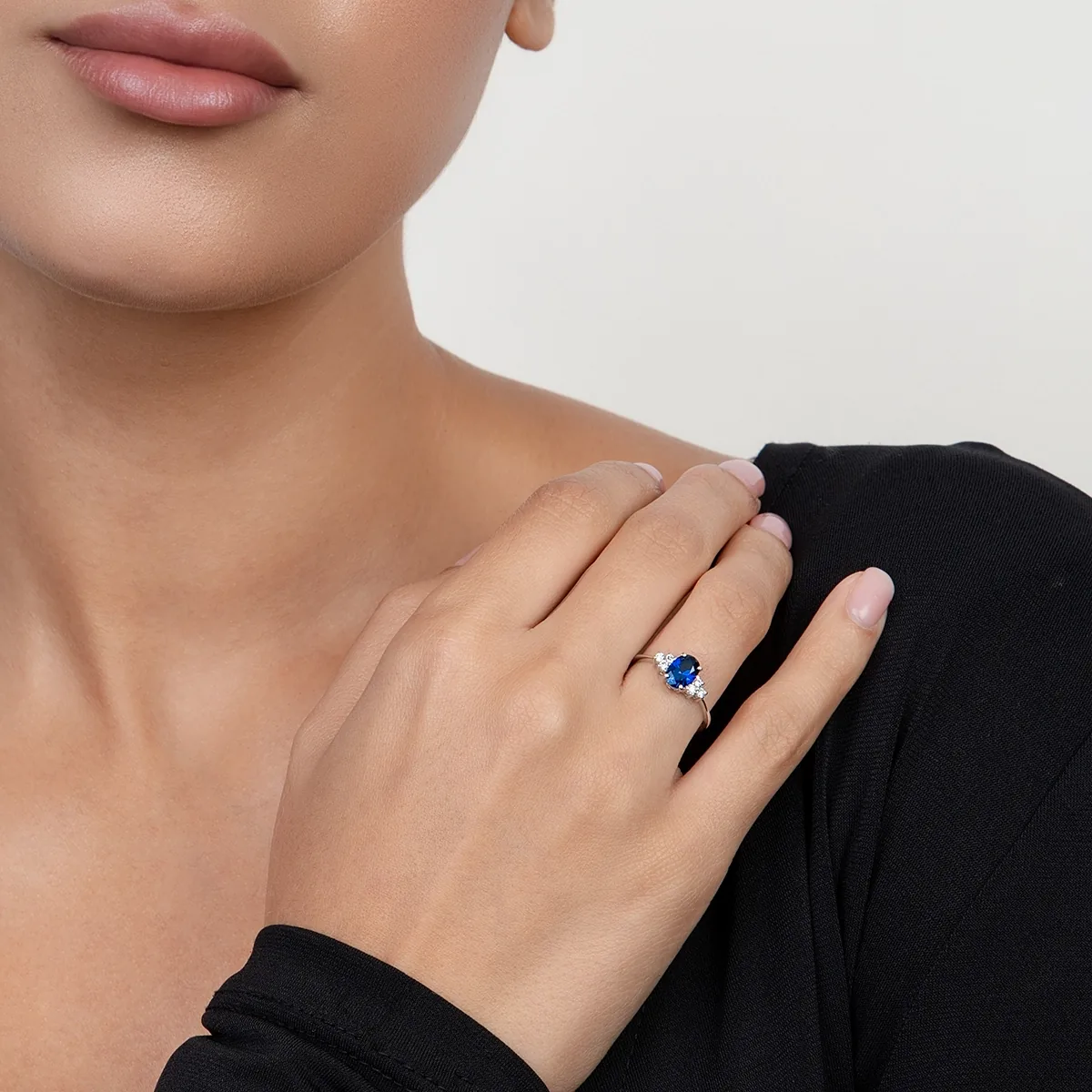 Anillo en oro blanco de 18 Kilates, con zafiro laboratorio central de 0.85 Ct y decoración en diamante de laboratorio de 0.12 Ct
