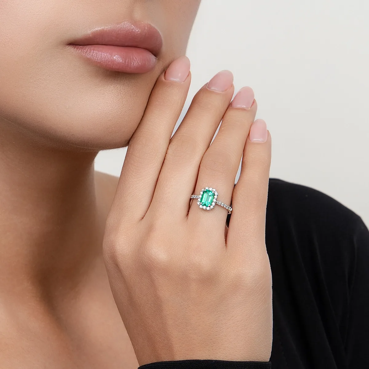 Anillo de halo rectangular, con esmeralda laboratorio central corte esmeralda de 0.70Ct y decoración en diamantes de laboratorio, oro tono blanco 18k, rodinado