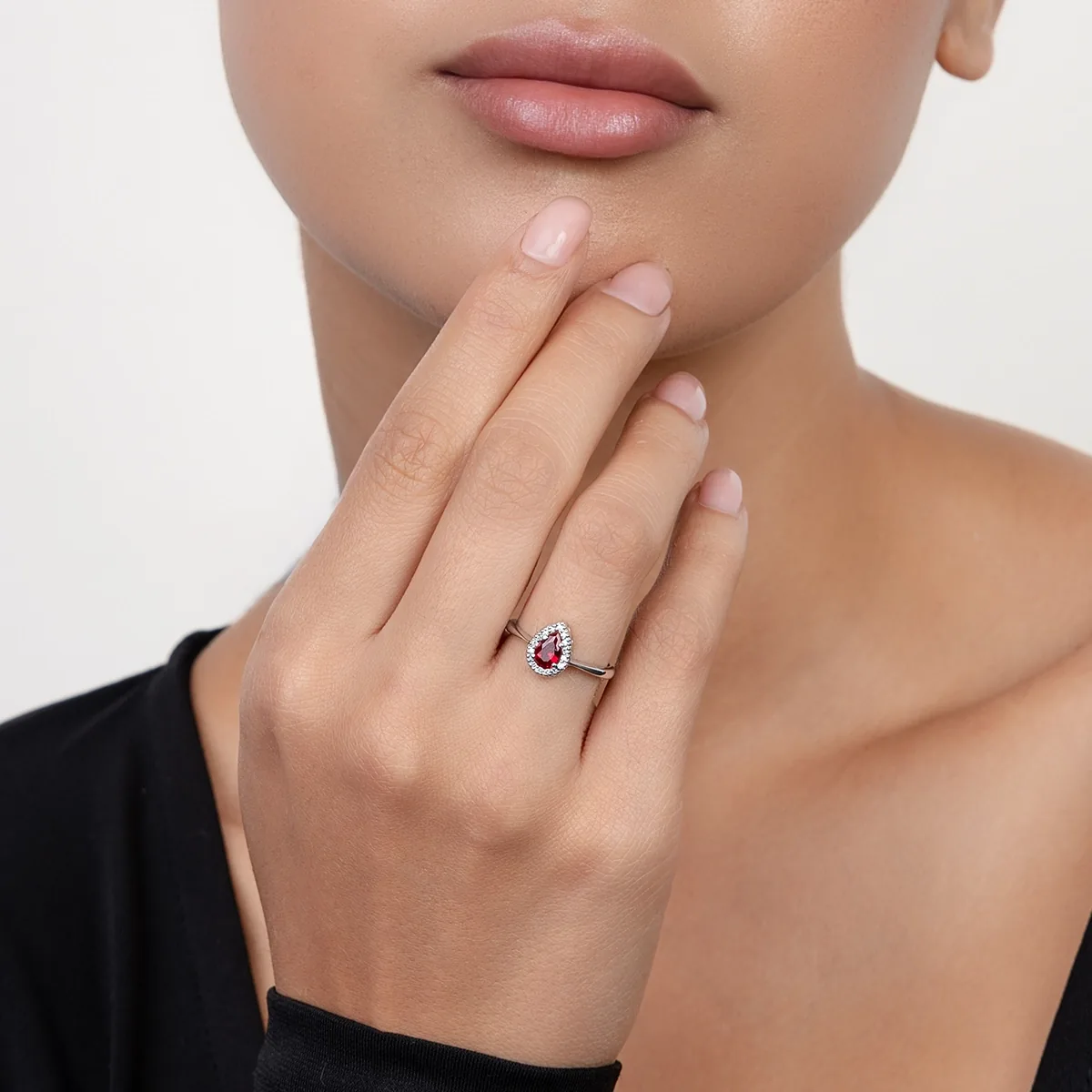 Anillo de halo pera, con ruby laboratorio central lágrima de 0.40Ct y decoración en diamantes de laboratorio, oro tono blanco 18k, rodinado