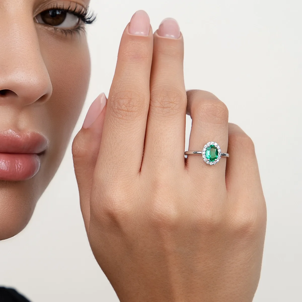 Anillo de halo oval, con esmeralda laboratorio central óvalo de 0.60Ct y decoración en diamantes de laboratorio, oro tono blanco 18k, rodinado