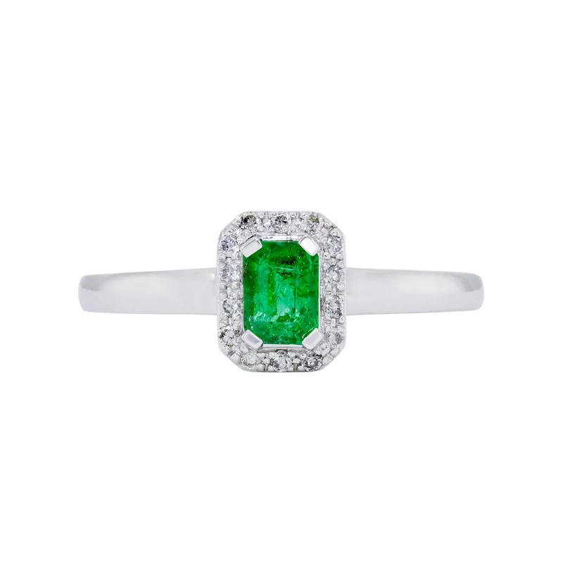 Anillo en oro blanco de 18 Kilates, con esmeralda central de 0.50 Ct y decoración en diamantes de 0.08 Ct