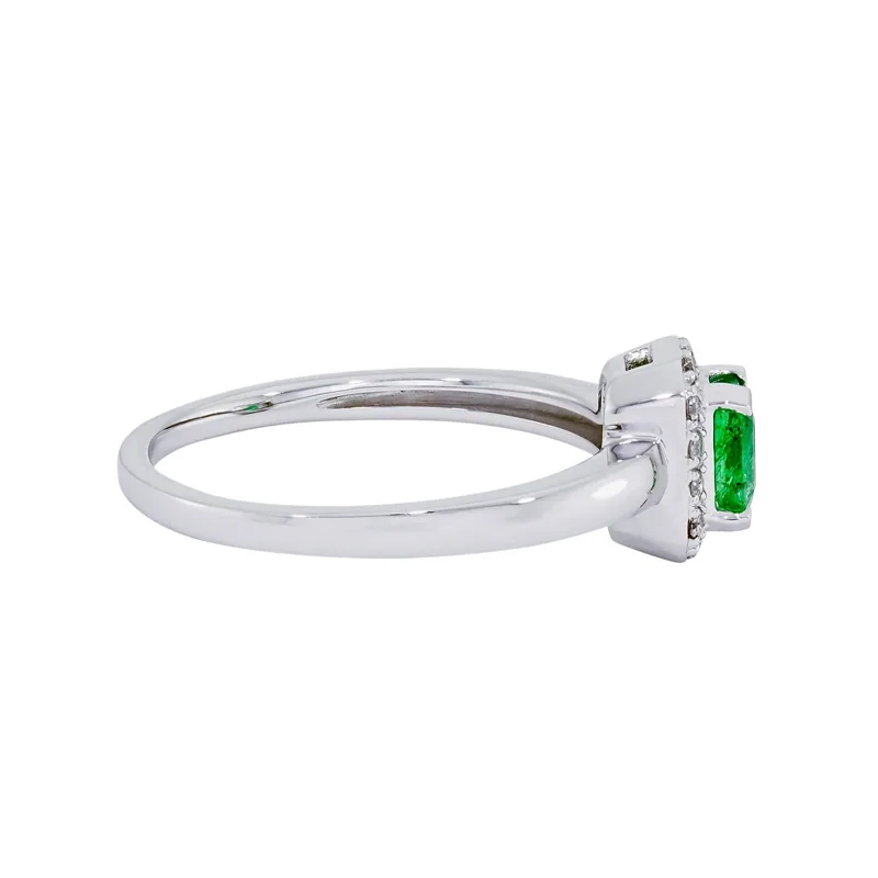 Anillo en oro blanco de 18 Kilates, con esmeralda central de 0.50 Ct y decoración en diamantes de 0.08 Ct