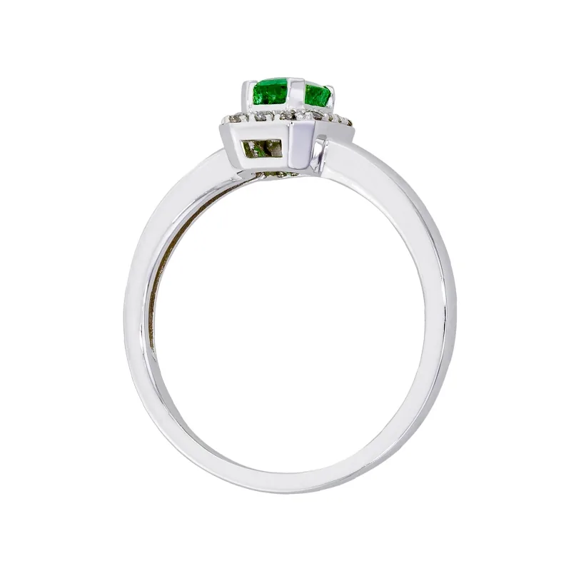 Anillo en oro blanco de 18 Kilates, con esmeralda central de 0.50 Ct y decoración en diamantes de 0.08 Ct