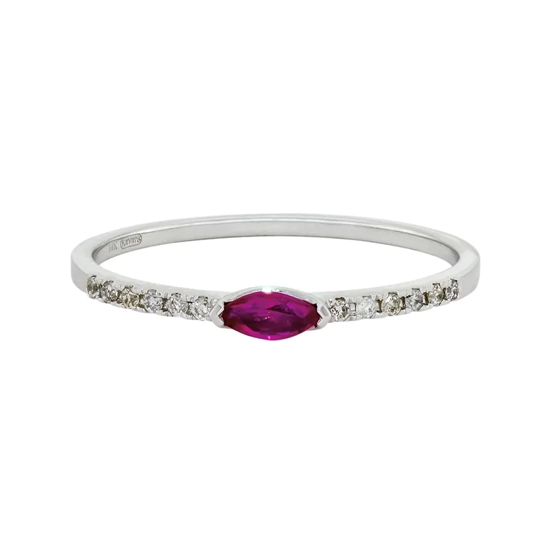 Anillo en oro blanco de 18 Kilates, con rubí central de 0.15 Ct y decoración en diamantes de 0.06 Ct