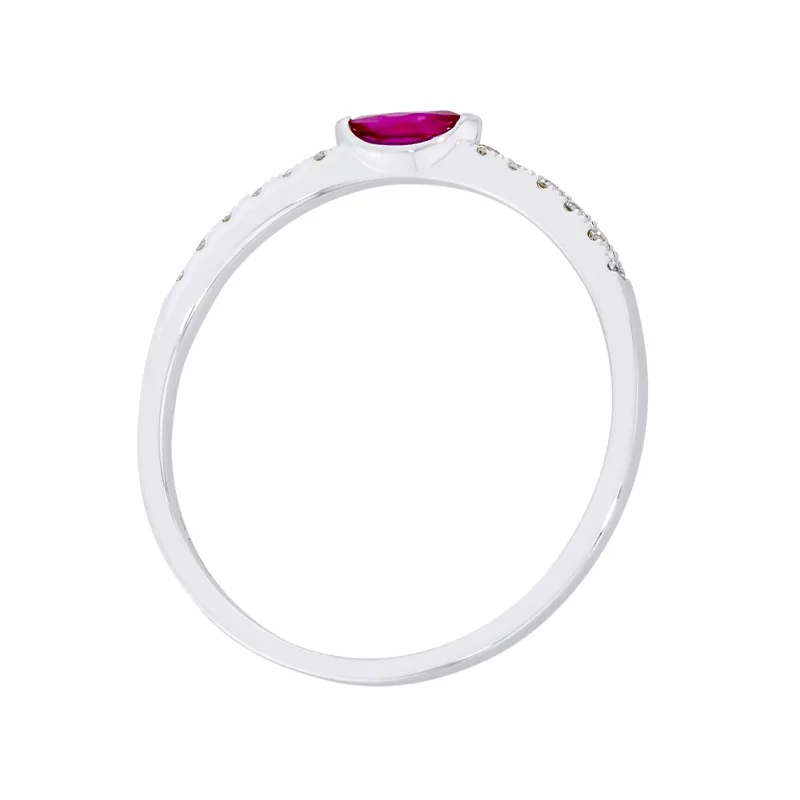 Anillo en oro blanco de 18 Kilates, con rubí central de 0.15 Ct y decoración en diamantes de 0.06 Ct